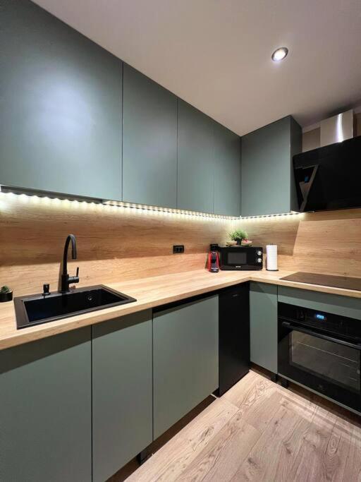 7- A Chic Urban Hideaway, 10min Walk To Center דירה
