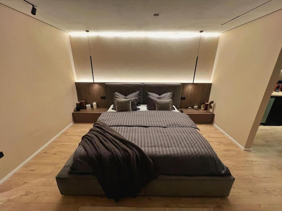 7- A Chic Urban Hideaway, 10min Walk To Center דירה *
